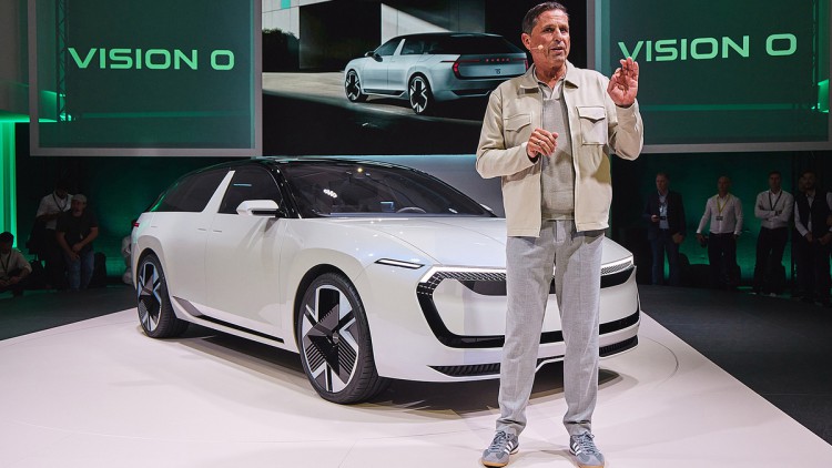 Starke Bilanz nach neun Monaten: Skoda wächst profitabel Skoda Vision O und Klaus Zellmer