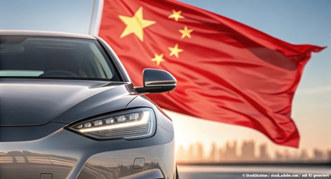 Auto im Vordergrund, im Hintergrund chinesische Flagge