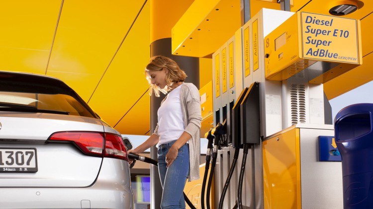 Tanken an einer JET-Tankstelle