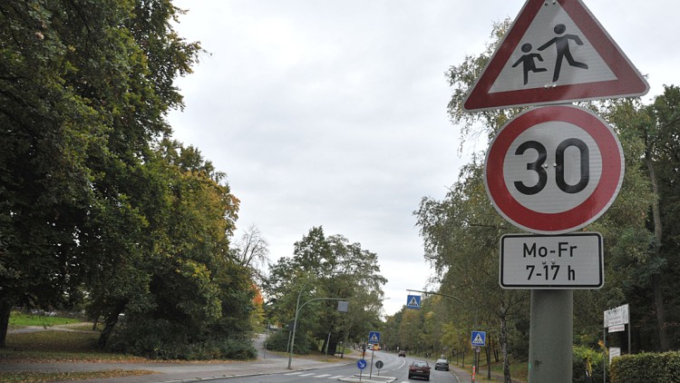 Tempo-30-Schild vor der Schule