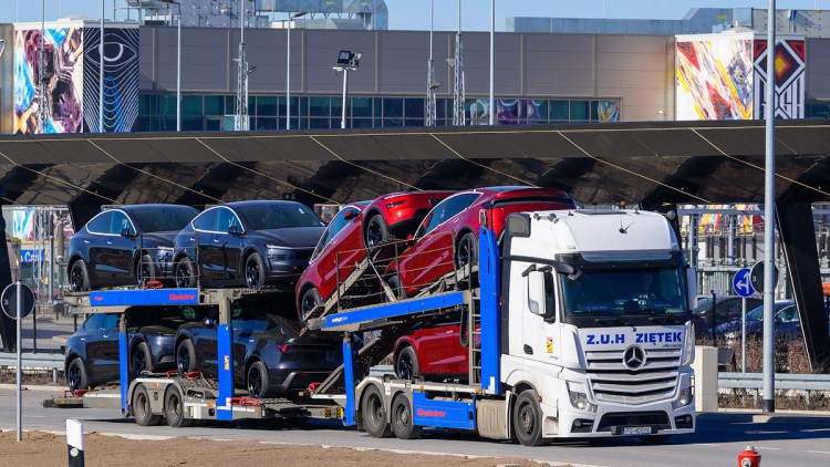 in Autotransporter mit Elektrofahrzeugen vom Typ Tesla Model Y verlässt die Tesla-Gigafactory Berlin-Brandenburg. 