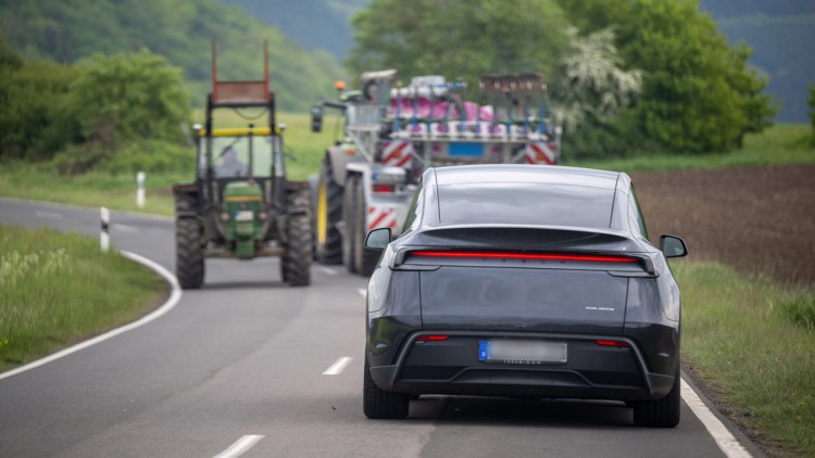 Tesla Autonomes Fahren Landstraße