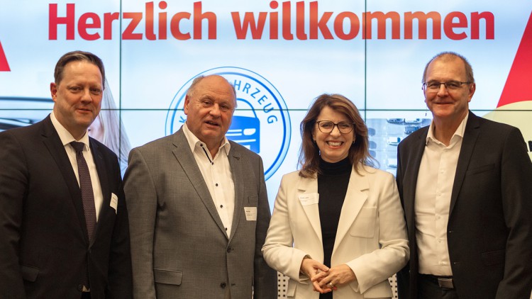 V.l.n.r.: Michael Tallei (Funke Gruppe Thüringen), Helmut Peter (Autohaus Peter Gruppe), Imelda Labbé und Ralph M. Meunzel (AUTOHAUS)