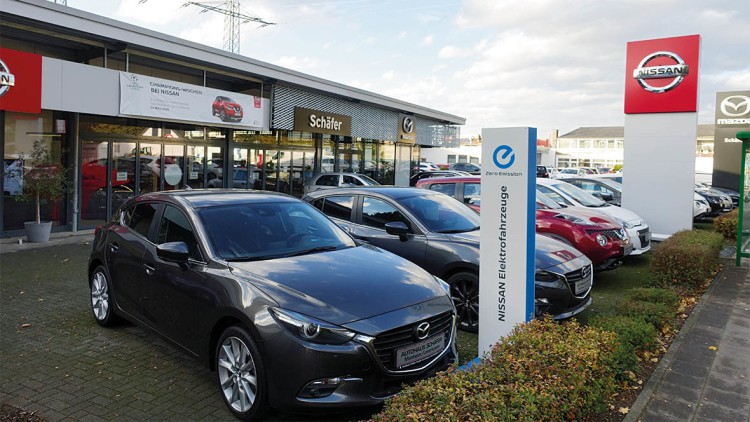 Autohaus Schäfer; Außenbereich, Showroom