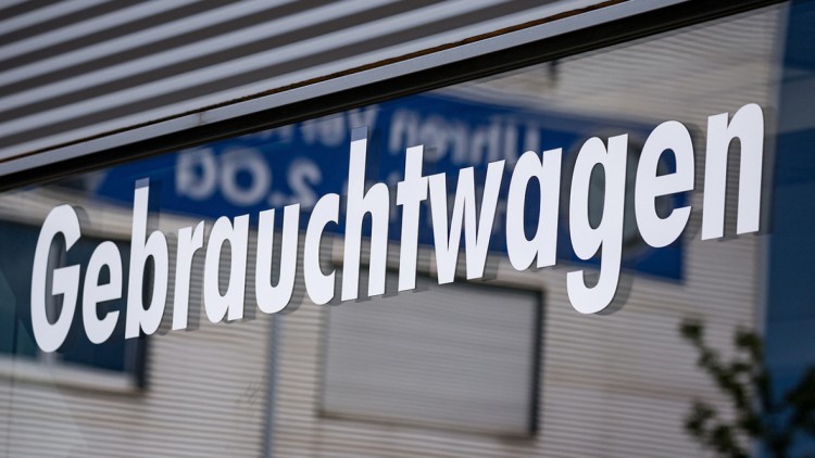 Gebrauchtwagen-Schriftzug an einem Schaufenster