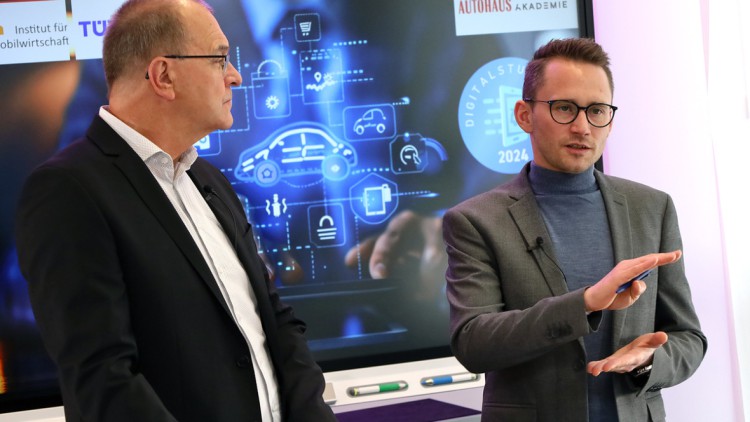 Ralph M. Meunzel (l.) und Prof. Benedikt Maier bei der Vorstellung der Digitalstudie 2024