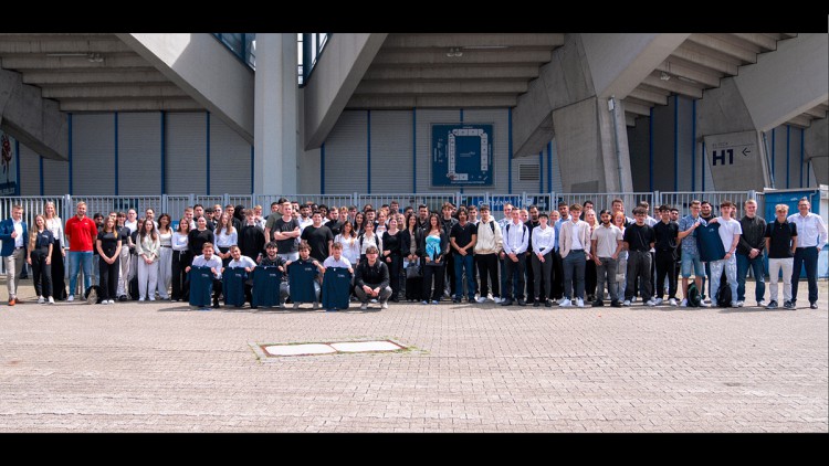 Neue Azubis der Tiemeyer Gruppe vor dem Ruhrstadion in Bochum