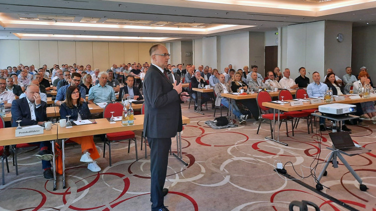 Prof. Tim O. Vogels auf der Delegiertenversammlung des Verbands der Stellantis Konzern-Händler und Servicebetriebe Deutschland