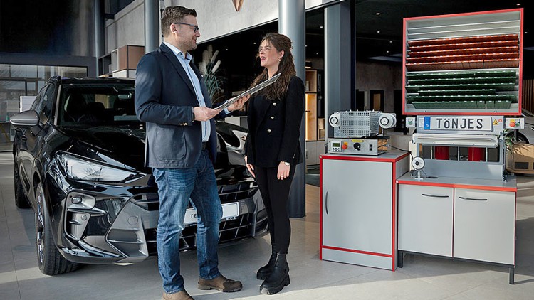 Kennzeichen direkt im Autohaus: Tönjes digitalisiert die Zulassung