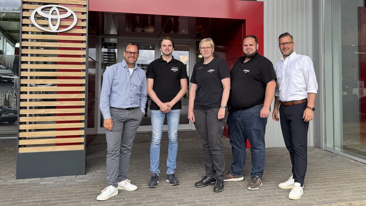 V.l.n.r.: Roman Gaebel (WYZ), Marvin Schneider, Heide Block und Dennis Haverland (alle Autohaus Nobbe) sowie Andre Krüger (Toyota)