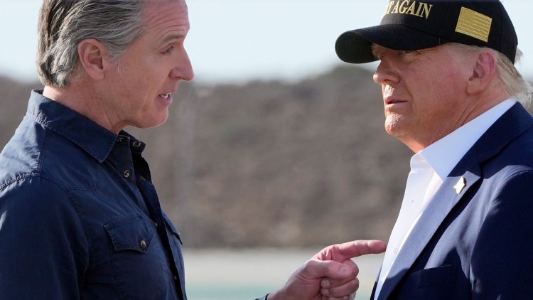 US-Präsident Donald Trump (r) spricht mit dem kalifornischen Gouverneur Gavin Newsom nach der Ankunft mit der Air Force One auf dem Los Angeles International Airport.