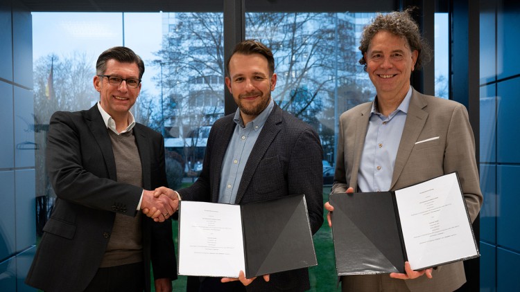 Gunter Bertrand (links), Thomas Quernheim (rechts) vom TÜV Rheinland und Nico Wägerle (Mitte) von Certivity unterzeichnen den Partnerschaftsvertrag