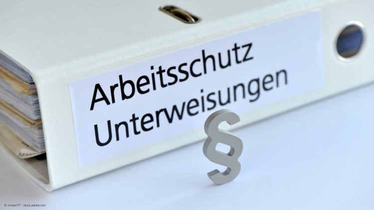 Ein Ordner mit der Aufschrift Arbeitsschutz und Unterweisungen.