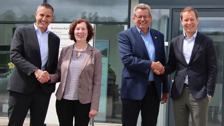Nachfolge geregelt: Gerald (li.) und Dieter Unterberger (re.) übernehmen den modernen BMW- und Mini-Servicebetrieb von Karl und Monika Fritz in Pfullendorf.