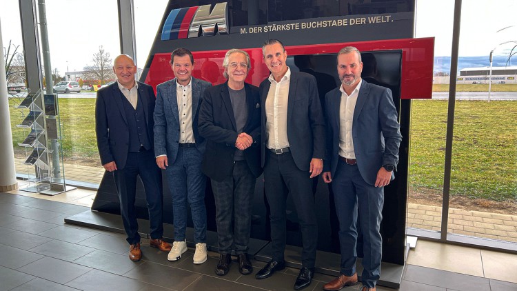 Tradition trifft Expansion: Unterberger Gruppe übernimmt Autohaus Vogl V.l.n.r.: Unterberger-Geschäftsführer Josef Gruber, Fritz Unterberger junior, Sebastian Vogl, Gerald Unterberger und Vogl-Geschäftsführer Jürgen Pöllner