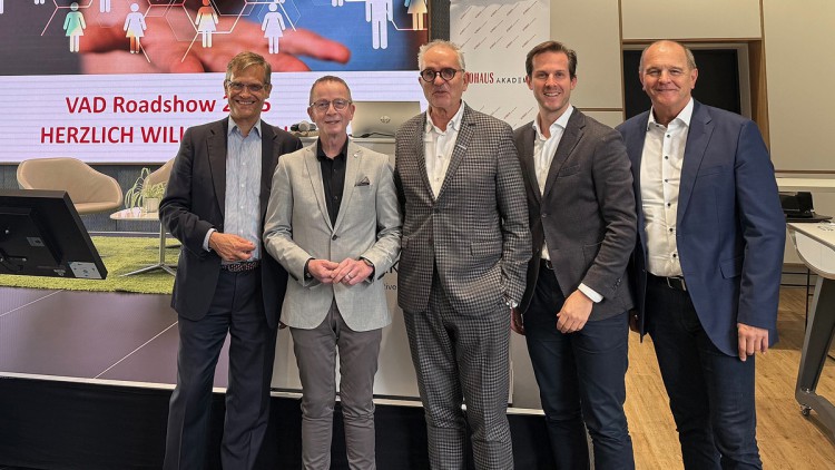 VAD-Roadshow in der Zukunftswerkstatt 4.0: Kurt-Christian Scheel (VAD), Prof. Stefan Reindl (IfA), Burkhard Weller (VAD), Florian Baur (Mobile.de) und Ralph M. Meunzel (AUTOHAUS)