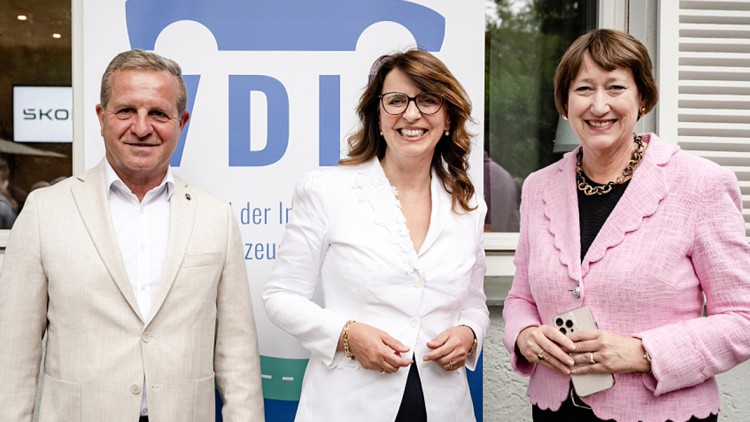 V.l.n.r.: Thomas Peckruhn (ZDK), Imelda Labbé (VDIK) und Hildegard Müller (VDA)