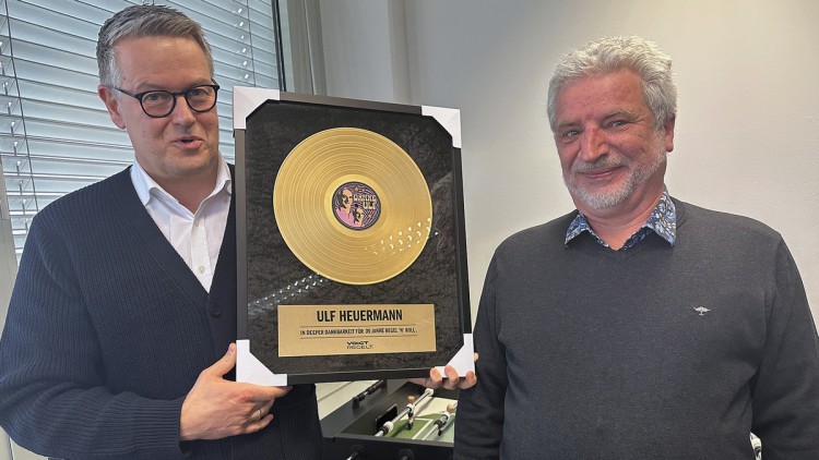 Abschied in München: RA Henning Hamann überreicht dem bekennenden Deep Purple-Fan Ulf Heuermann eine goldene LP zum Abschied.