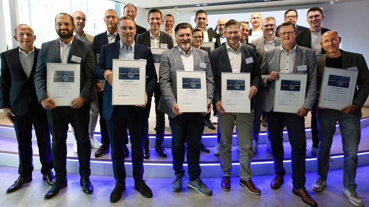 VW-Deutschlandchef Achim Schaible (li.) mit den Preisträgern des "Volkswagen Excellence Cups 2024". 
