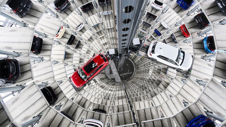 Autos von Volkswagen stehen zur Auslieferung in einem Turm der Autostadt am VW-Stammwerk