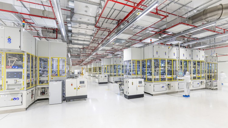 Stacking von Batteriezellen in der Gigafactory Salzgitter 