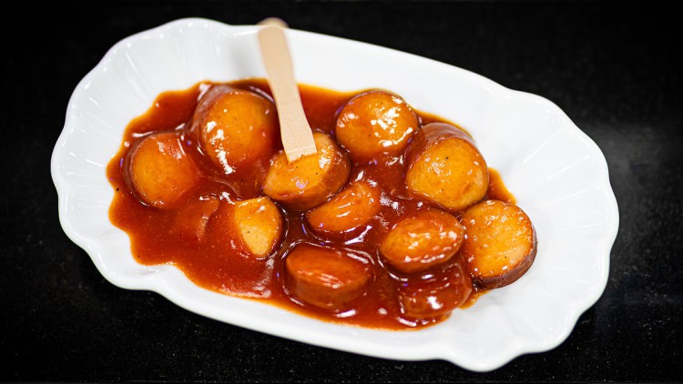 Die Volkswagen Service Factory präsentiert die VW-Currywurst mit Ketchup für die Mikrowelle. 