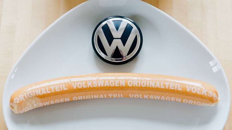 Eine Currywurst mit Aufschrift "Volkswagen Originalteil" und ein VW-Logo liegen am 19.02.2016 auf einem Teller in Hannover (Niedersachsen). 