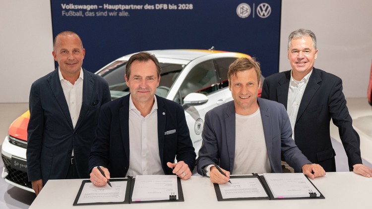 Achim Schaible (Vorsitzender der Geschäftsführung Volkswagen Deutschland), Thomas Schäfer (CEO Volkswagen Pkw), Holger Blask (Vorsitzender der Geschäftsführung der DFB GmbH) und Andreas Rettig (Geschäftsführer Sport DFB GmbH) besiegeln die Fortführung Par