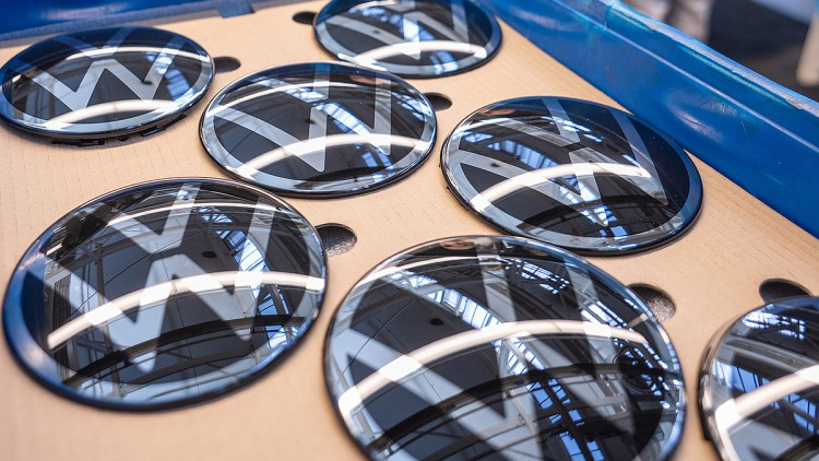 VW-Logos liegen in einer Box