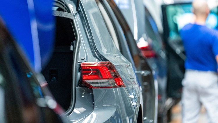 Teilemangel: VW drosselt Produktion in Wolfsburg