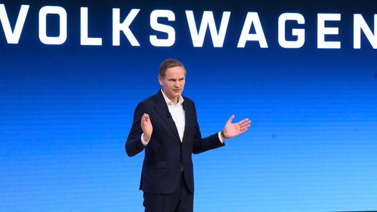 Oliver Blume, Vorstandsvorsitzender der Volkswagen AG, spricht bei der Jahrespressekonferenz der Volkswagen Group in der Autostadt.