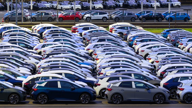 Neuwagen stehen zur Auslieferung auf einem Parkplatz auf dem Werksgelände von Volkswagen
