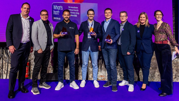 Jury, Gewinner und Moderatorin des "What’s hot?" Awards 2025 (v.l.): Michael Skule Langbehn (Süverkrup Gruppe), Andreas Weeber (Autohaus Weeber), Phil Klaack (Instavalo), Fabian Schmautz (DAT), Paul Herzog (IT Tecture), Frank Motejat (Autohaus Mothor), Ch