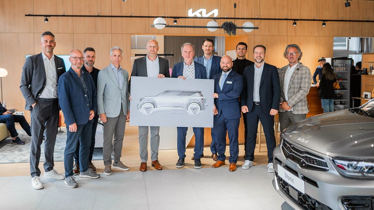 Die Verantwortlichen des Autohauses Widmann + Winterholler und von Kia Deutschland freuen sich auf die neue Partnerschaft.