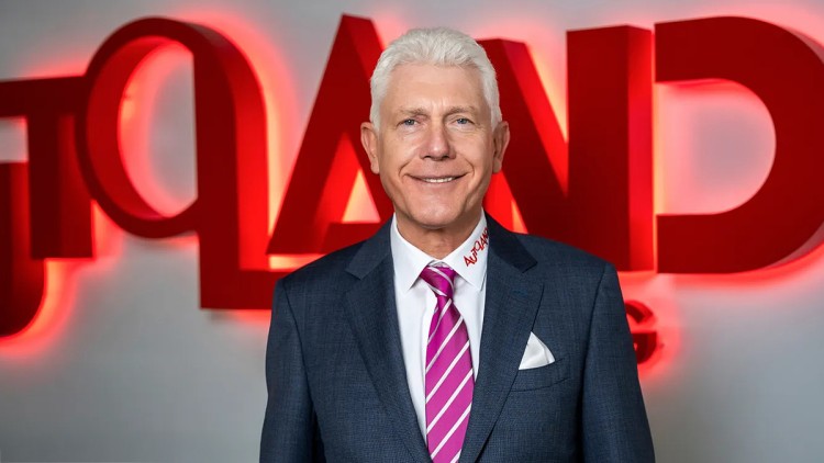 Wilfried Wilhelm Anclam vor einem Autoland-Logo