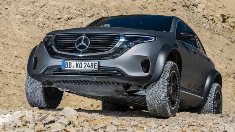 Mercedes EQC 4x4 hoch 2: Sauber in den Schmutz