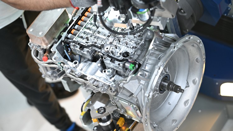  Am Hauptsitz Friedrichshafen der ZF-Gruppe wird das Acht-Gang-Automatgetriebe PowerLine für leichte und mittelschwere Lkw und Busse produziert. 