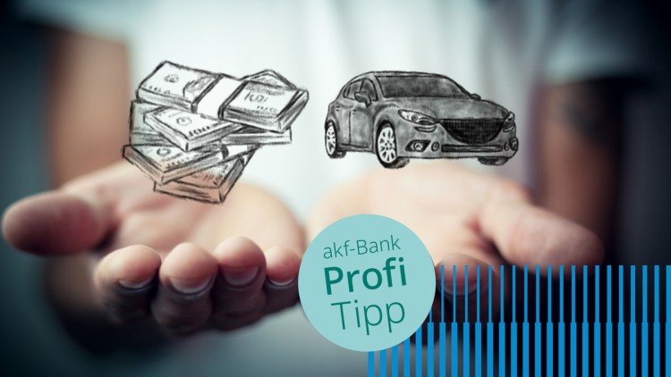 akf-Bank Profi-Tipp KeyVisual mit Händen, die ein Fahrzeugmodell und Geldscheine halten
