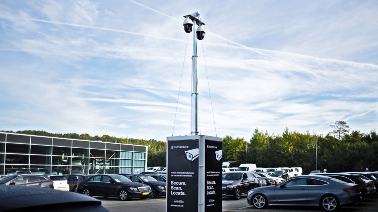 Mobiler Security-Tower von autosecure auf dem Hof eines Autohauses