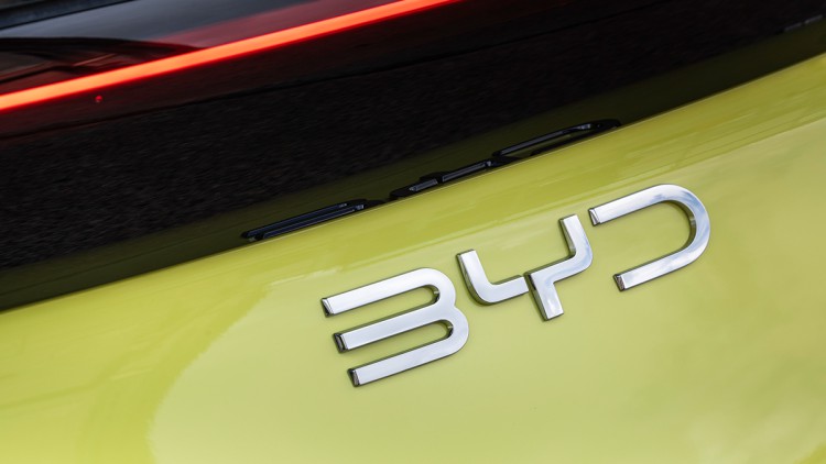 BYD Logo auf gelbem Fahrzeugheck