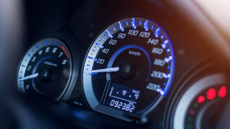 Dashboard eines Fahrzeug mit Tacho und Kilometerstand