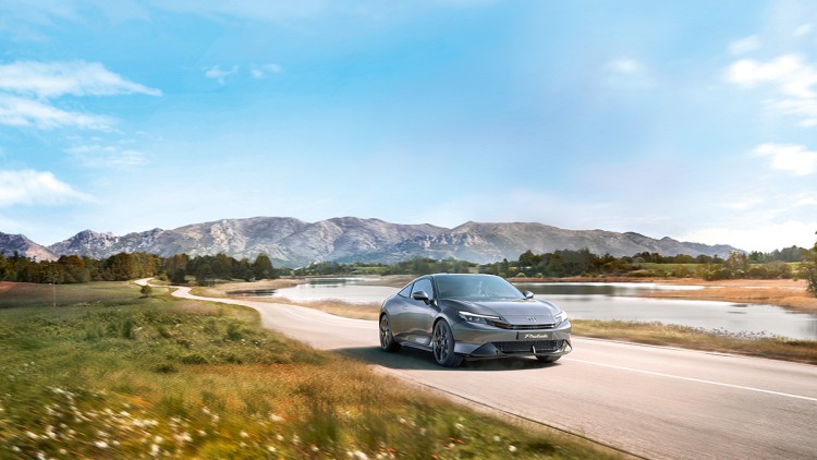 Honda fährt durch Landschaft