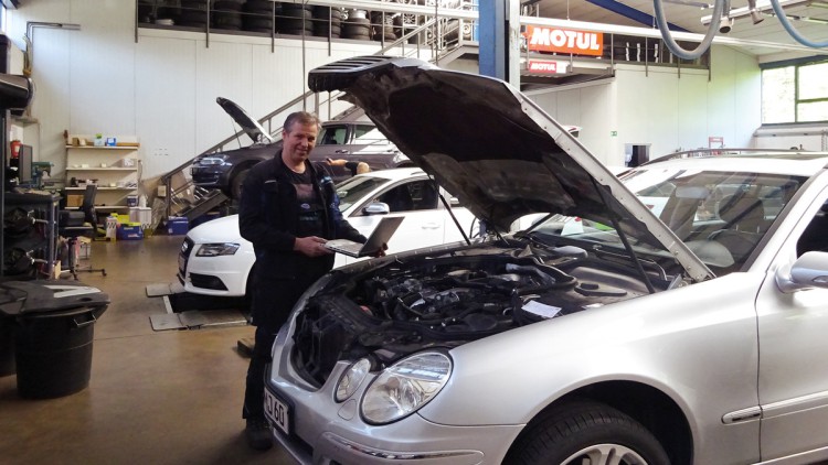 Autoservice-Tool GETTYGObyMOTOO: In der Werkstatt digital gut aufgestellt Robert Pal analysiert in seiner Werkstatt ein Fahrzeug
