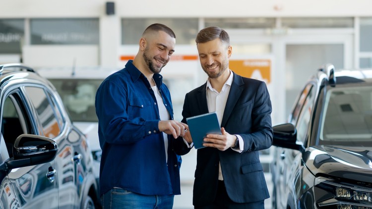 Verkäufer erklärt Kunden etwas auf dem iPad