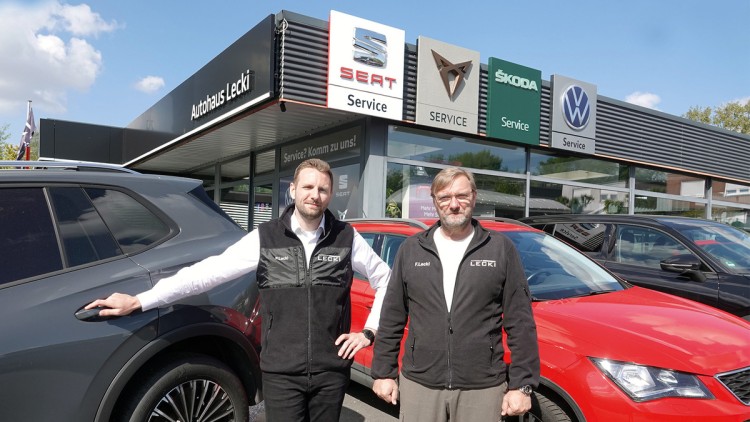 Frank und Pascal Lecki, Geschäftsführer des Autohaus Lecki, vor ihrem Betrieb
