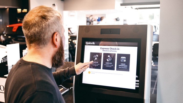 Person vor Self Service Desk
