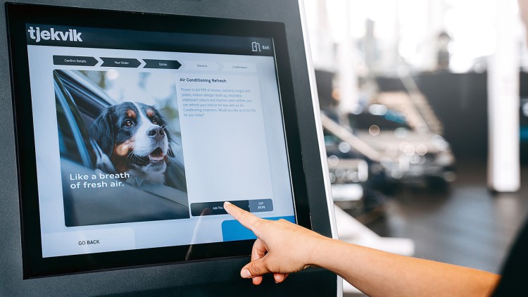 Hand zeigt auf Bildschirm