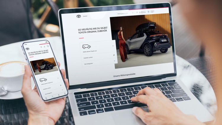 Toyota-Kunde nutzt mit Laptop und Handy Zubehörshop und App