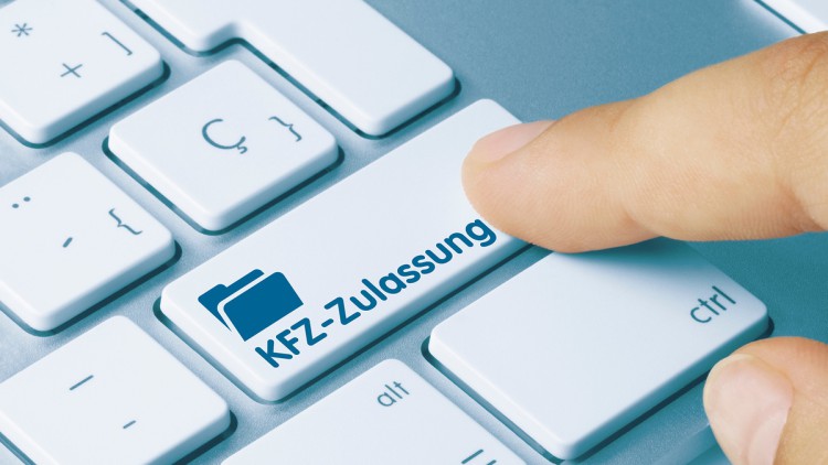 Finger drückt auf einer PC-Tastatur auf die Taste "Kfz-Zulassung"