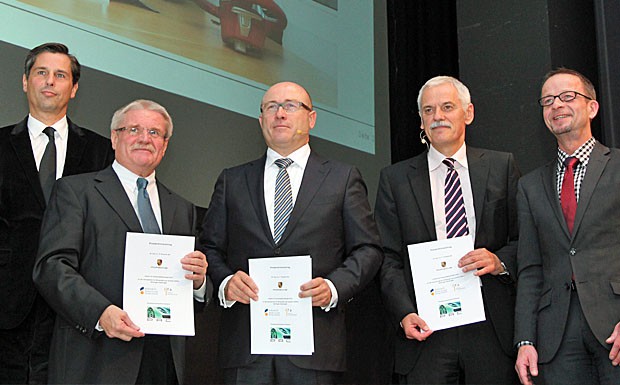 Vertragsunterzeichnung zum Porsche Automotive Campus